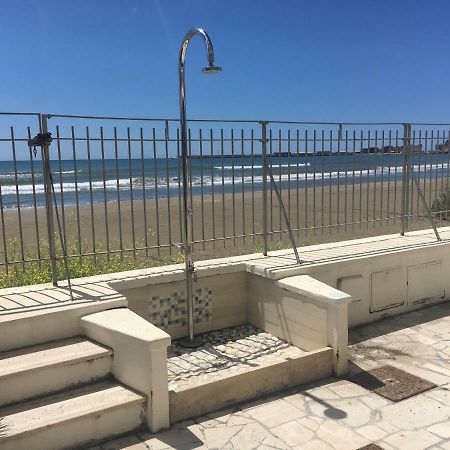 La Casa Sulla Spiaggia Lägenhet Nettuno Exteriör bild