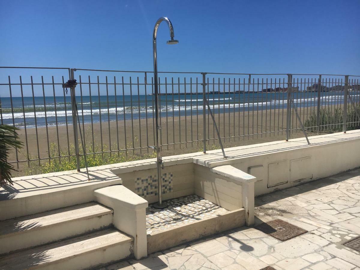 La Casa Sulla Spiaggia Lägenhet Nettuno Exteriör bild